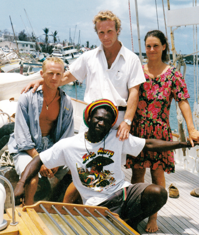 Schiffsführer Ernst-Werner Arendt (mitte) und seine Crew nach dem Hurricane Schiffsführer Ernst-Werner Arendt (mitte) und seine Crew nach dem Hurricane