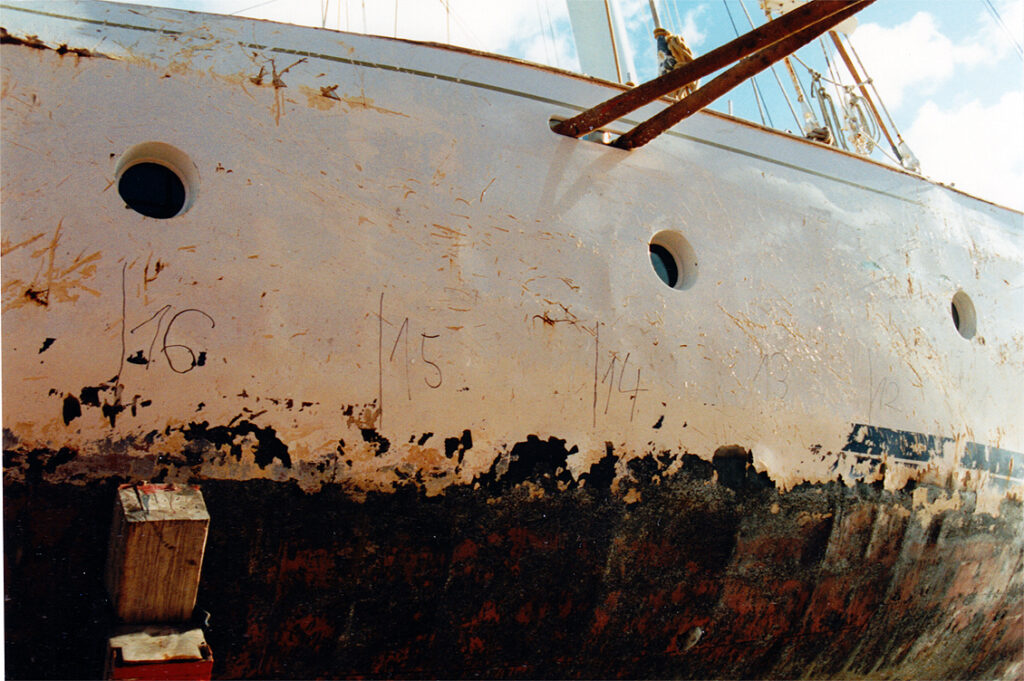 12 - 16 m: Complete view of the completely deformed outer skin. Here also the larger U-ship damage is visible