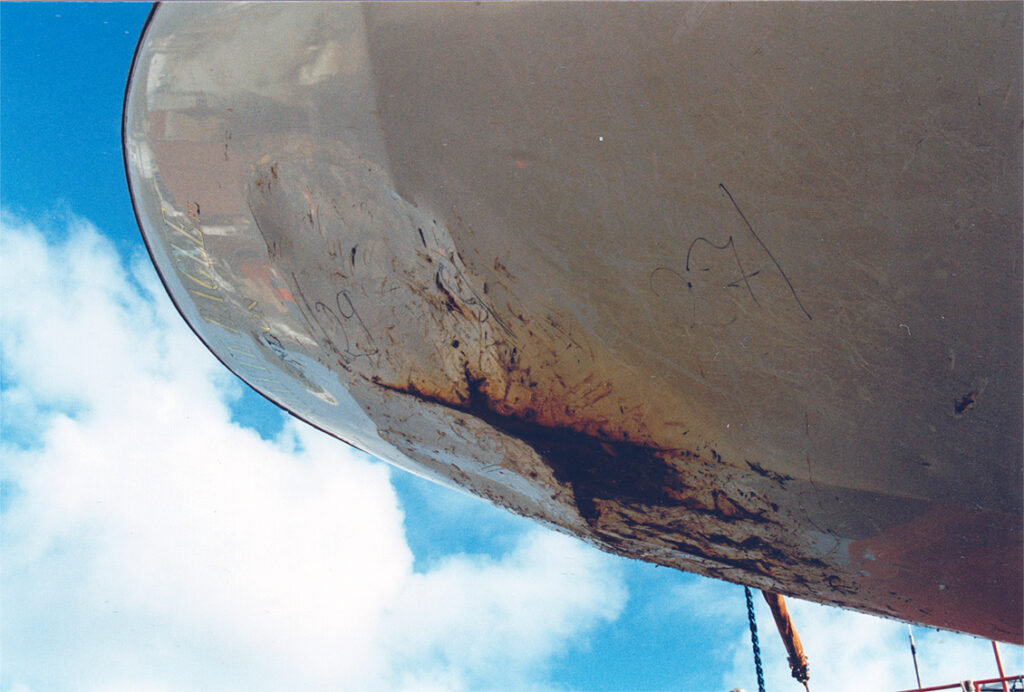27 - 30 m: Transom deeply dented, transom outline completely gone.