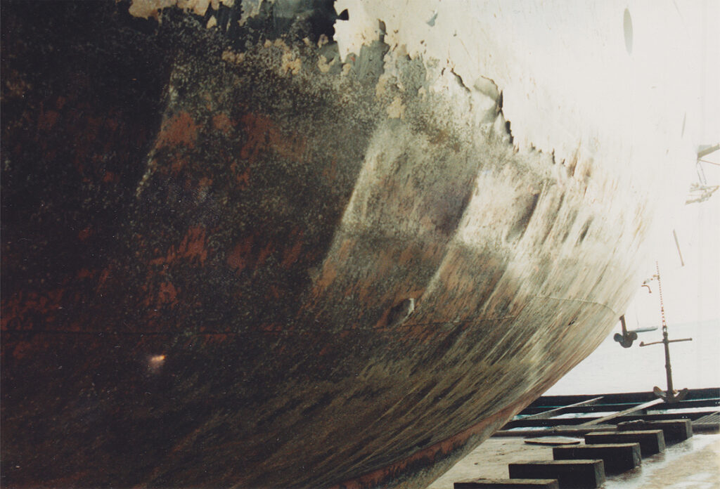 6, 5 m from the front, the dents in the outer skin panels begin in the individual bulkheads and the first signs of extensive grounding are clearly visible. Dent depth 300 mm below waterline is 7 mm over 1 m length, center U-ship 3-4 mm below 10 mm.