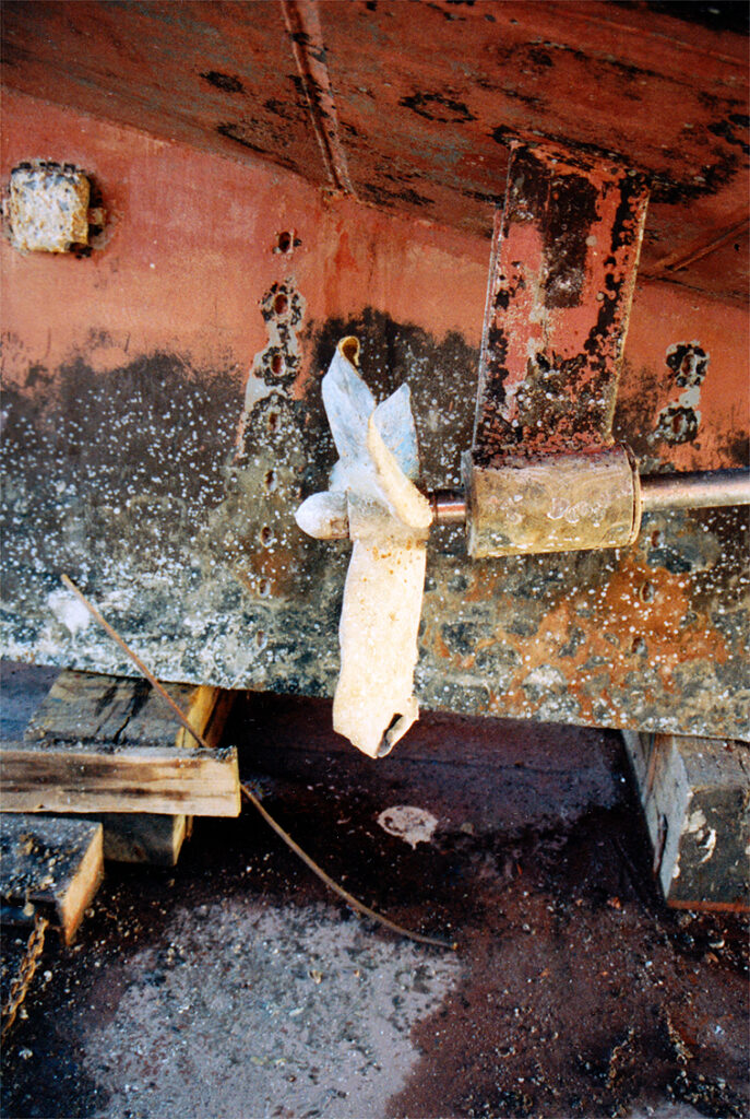 The propeller of the stb. side is completely destroyed. The propeller shaft must be removed and checked for impact. The water-lubricated shaft bearings must be checked for condition and play (sand) and replaced if necessary.