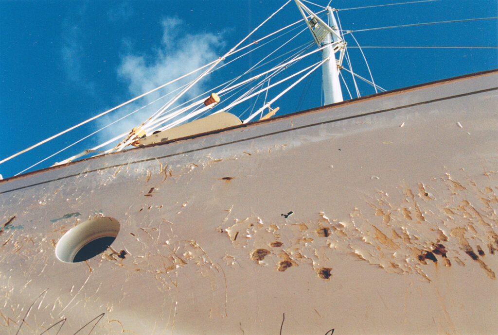 10 - 11 m: Div. scrapes down to the steel, here clearly visible the low filler thickness with WEST epoxy thickened with microballoons. Bulwark depressed.